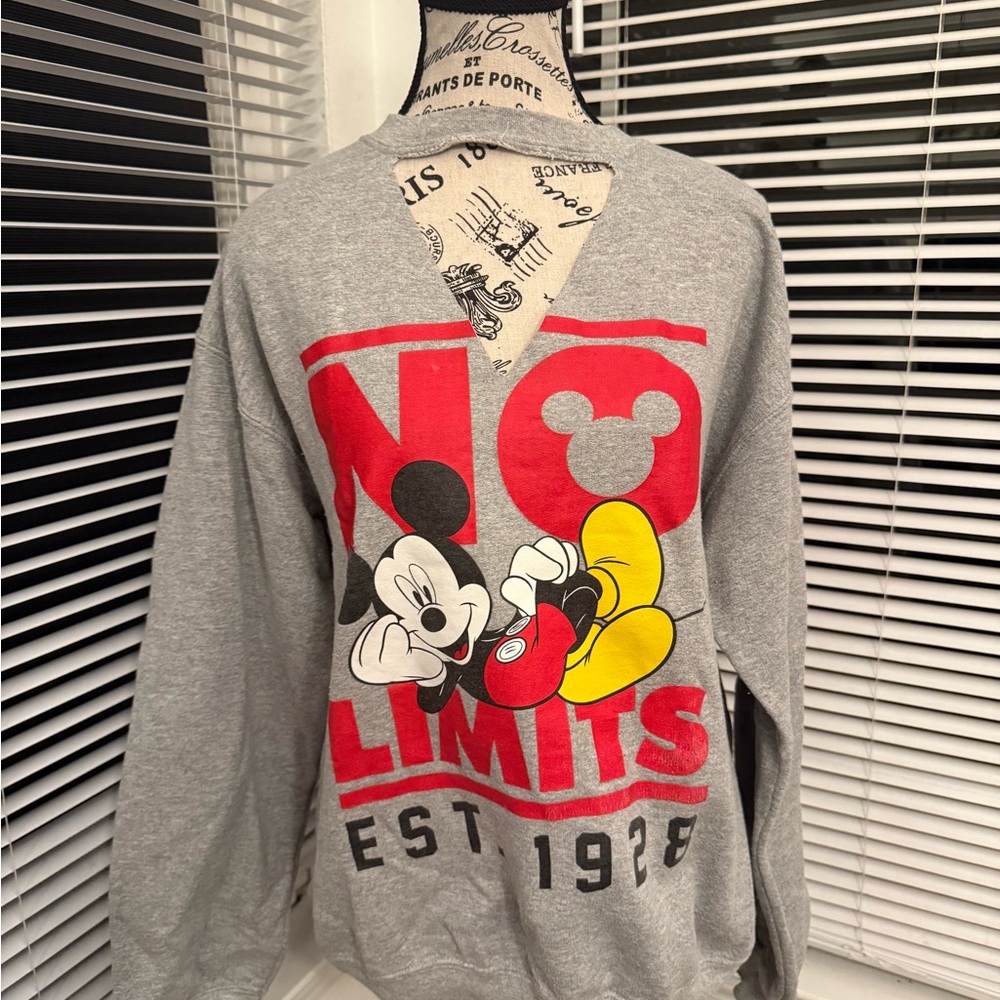 🐭 Disney Gray V-Neck Sweater with Mickey Mouse Design – Size Medium 🐭